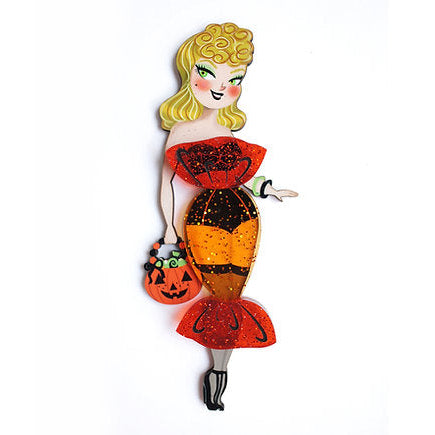 Sweet, sparkling and ready to dazzle!
Brooch of a charming girl in a candy-shaped dress. Visitors to our fair can't miss the funniest costumes.
-Made of wood illustrated with a spectacular acrylic dress with glitter in intense red and semi-transparent orange tones
-Size: 9.5 x 3.5 cm
-Safety lock on the back
-Lightweight and comfortable to wear
Original illustration and design by LaliBlue.