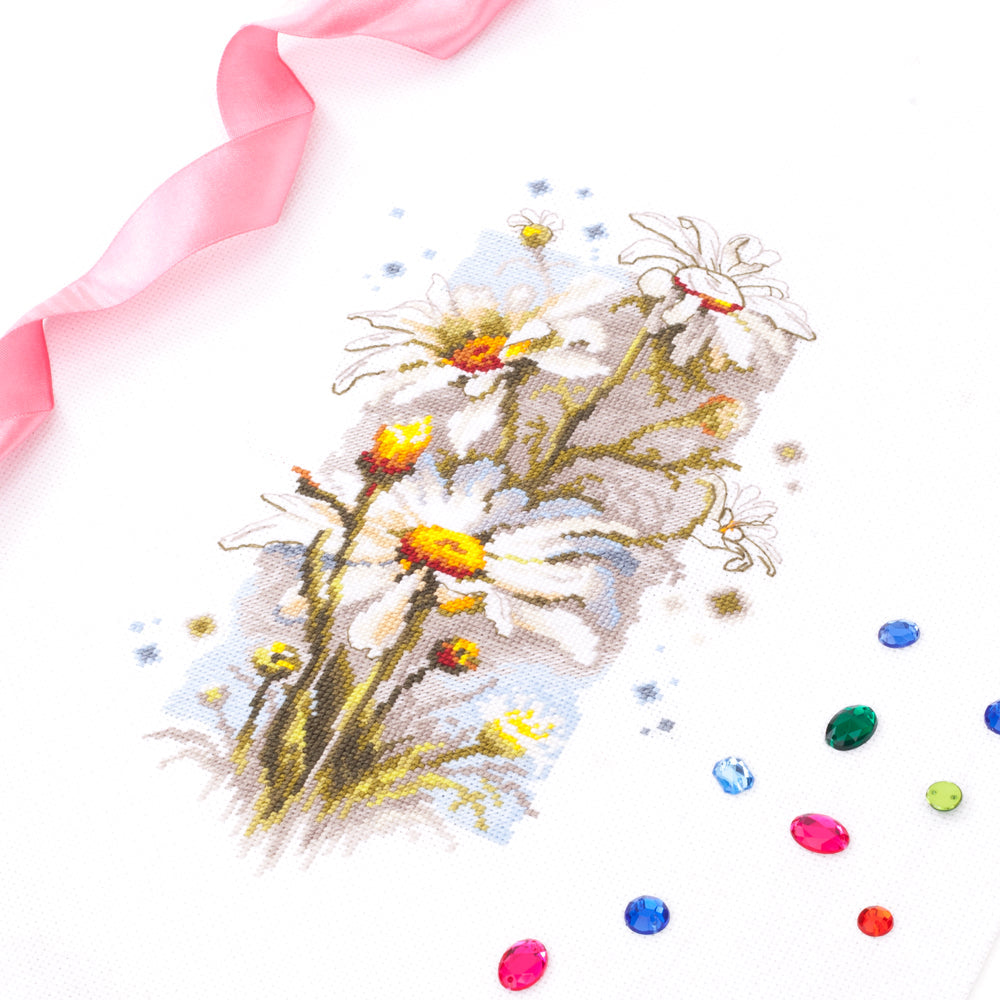 White Daisies 100-103 Counted Cross-Stitch Kit