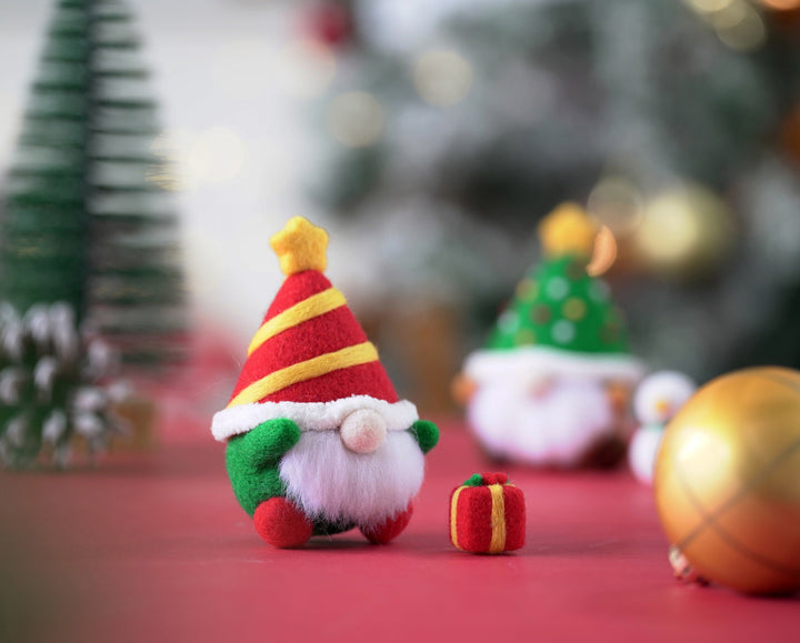 Green Christmas Gnome Needle Felting Kit. Wizardi DIY Wool Craft Kit F07N8-490