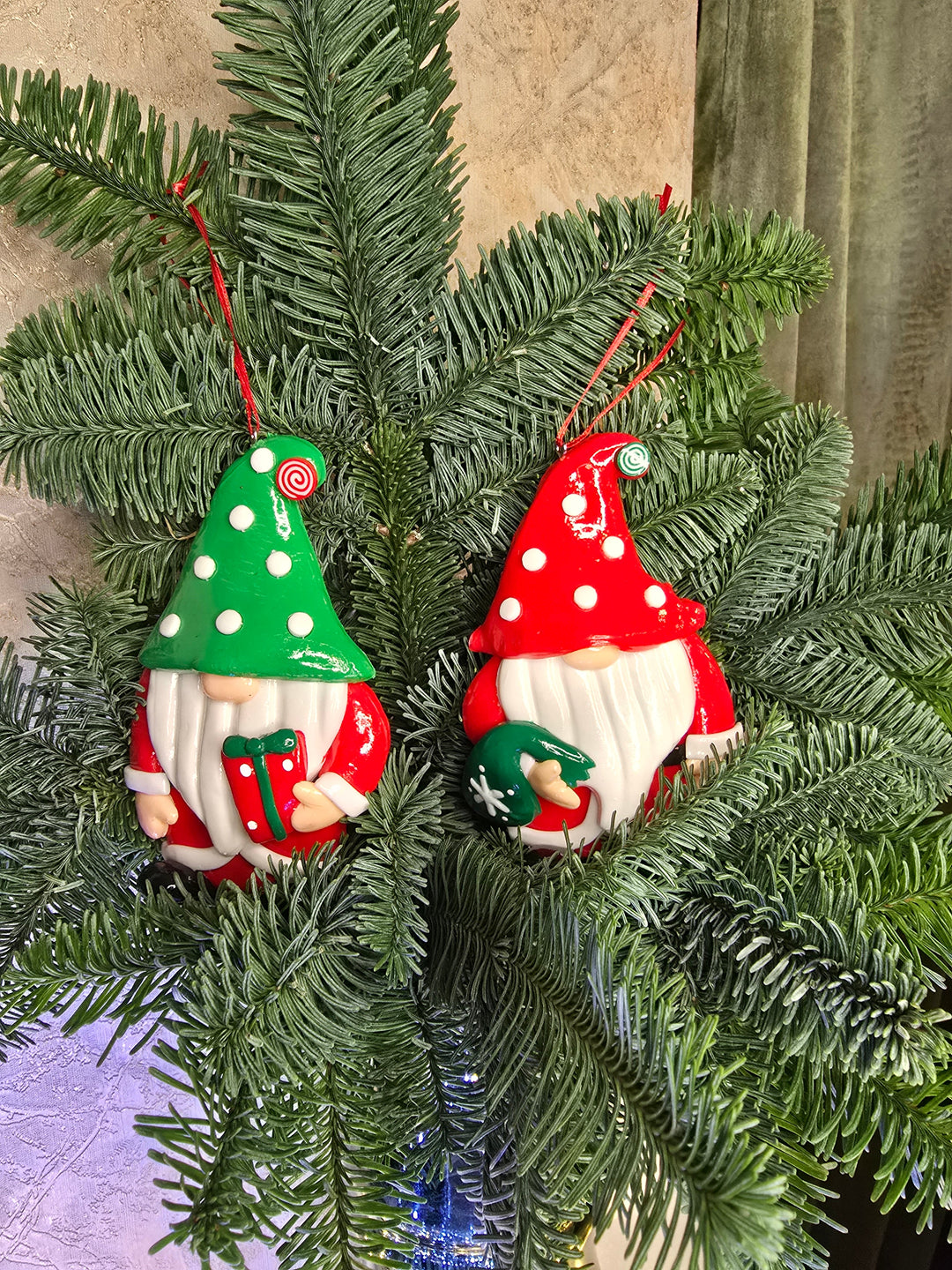 Christmas Ornament Glossy Gingerbread Santa with Wrapped Gift. Wizardi Festive Decoration F07-N2-7-E2511C