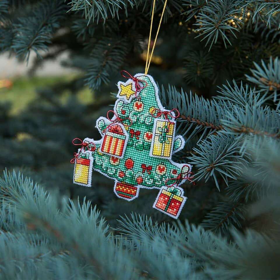 Christmas tree toy. Plastic Canvas Cross-stitch kit T-05C
