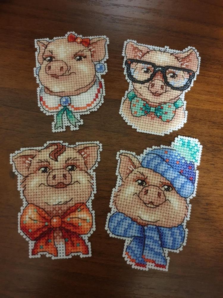 Cute Piggies P-279 / SR-279 Plastic Canvas Counted Cross Stitch Kit