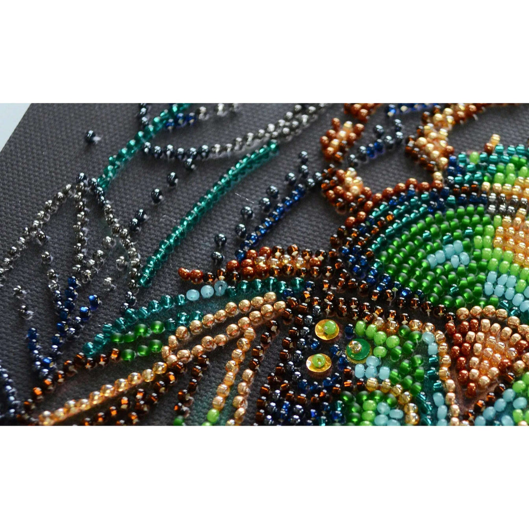 Mid-sized bead embroidery kit - Emerald beetle AMB-105