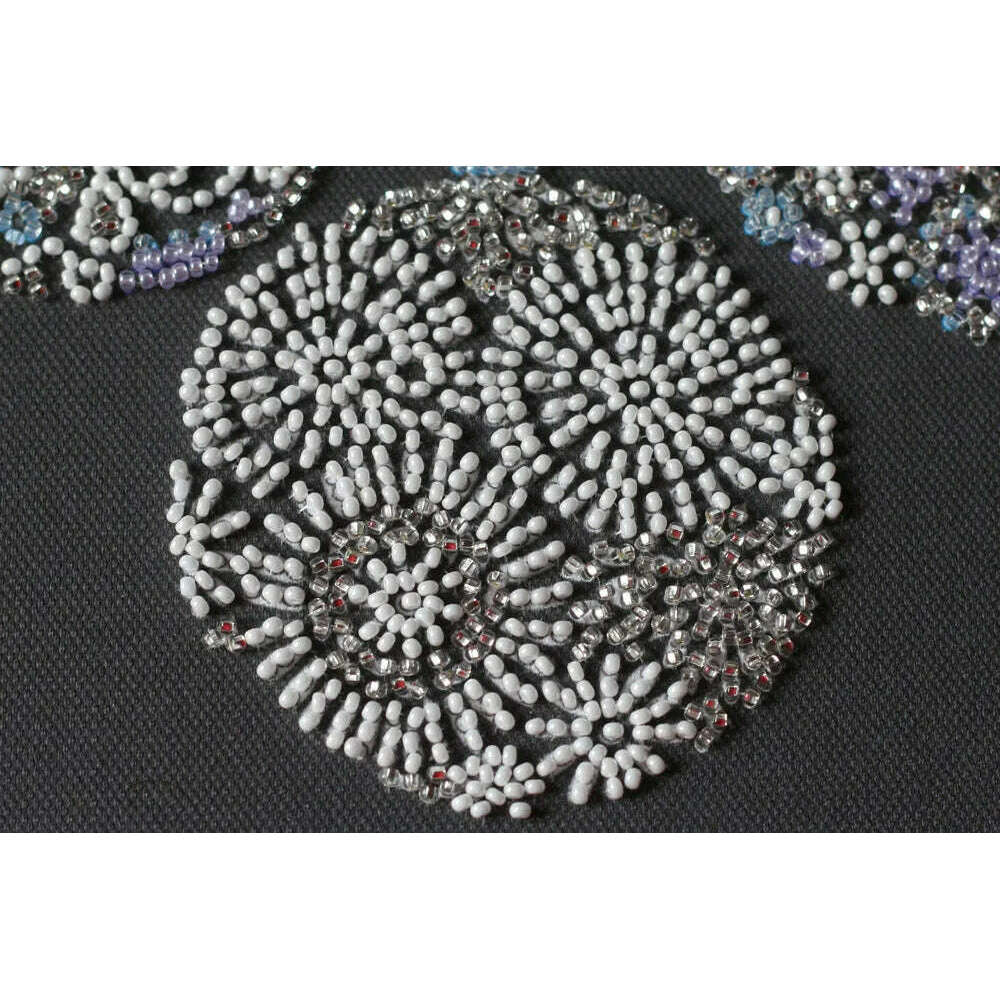 Mid-sized bead embroidery kit - Lace balls AMB-077