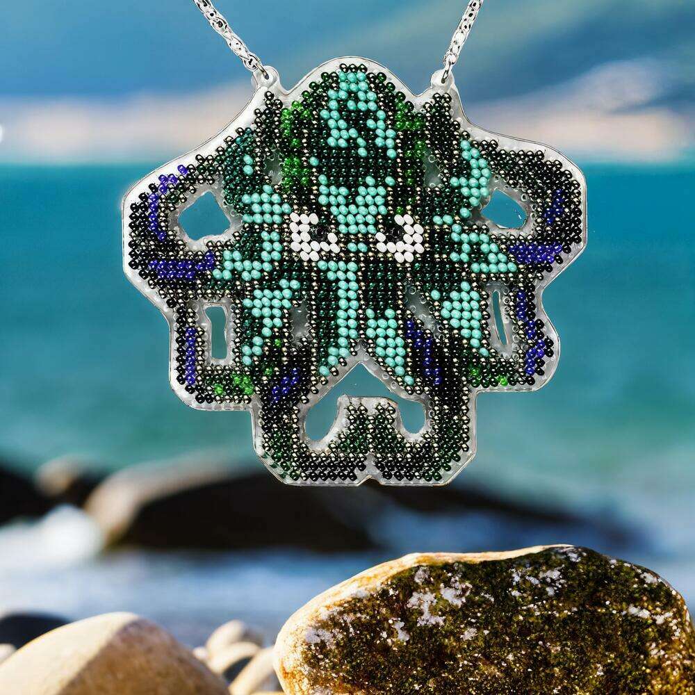 Set for embroidery with beads on a plastic base FLPL-098